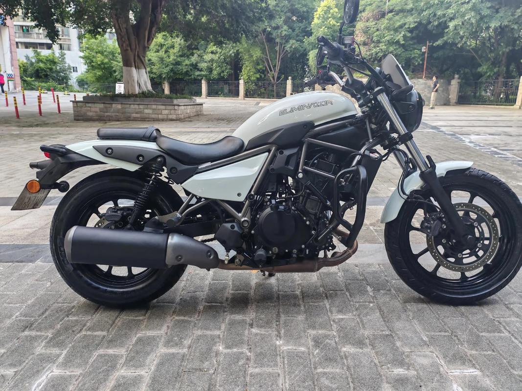 无线鼠标和充电线