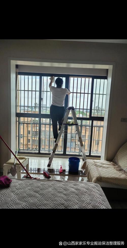 鼠标与笔记本电脑、手机一起展示