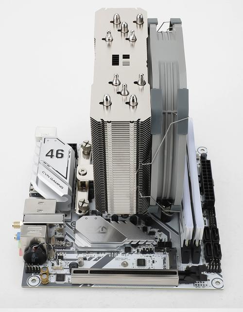 散热器安装于主板上的效果