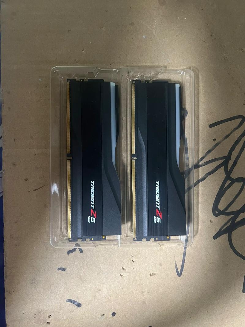 PC 内存安装在主板上的外观细节