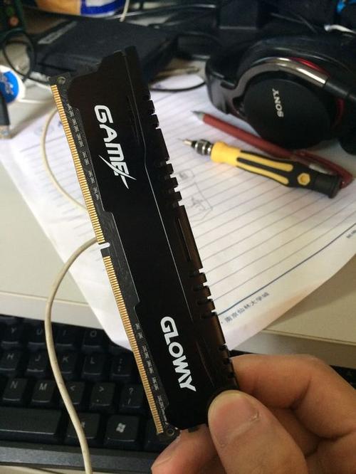 台式机内存模块安装场景