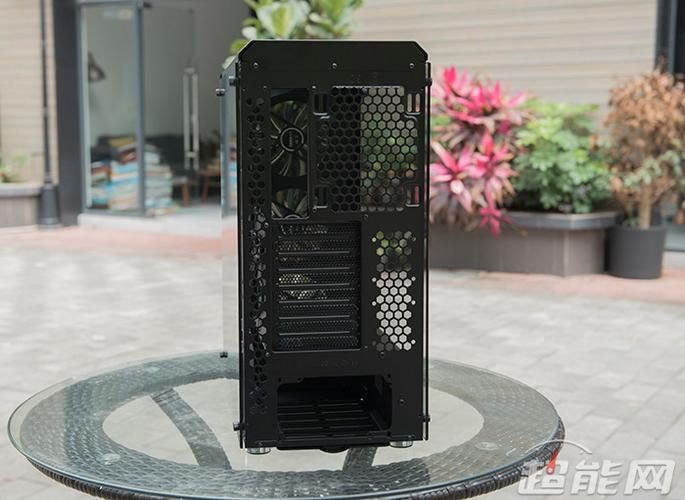 先马守望者机箱内部结构