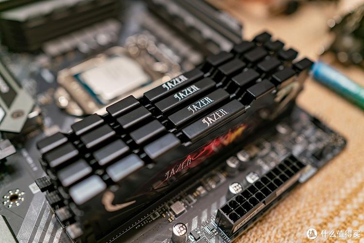 安装内存条过程