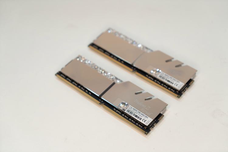 芝奇皇家戟 256GB（8×32GB）DDR4 3600评测：奢华RGB水晶设计与大容量高频内存的巅峰之作