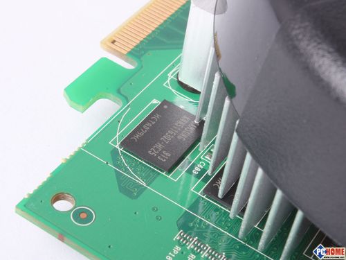 内存条插入笔记本主板