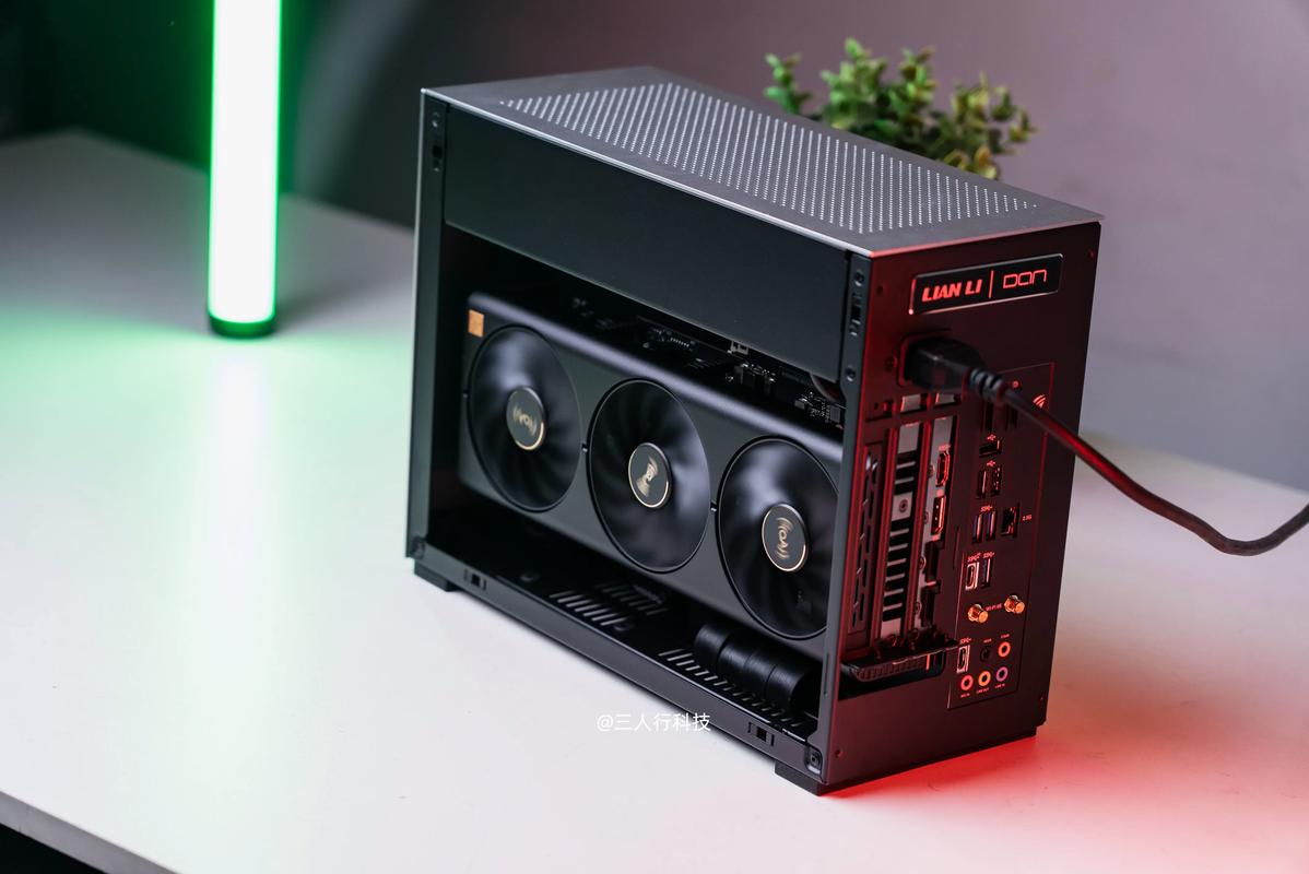 机箱与配件合影