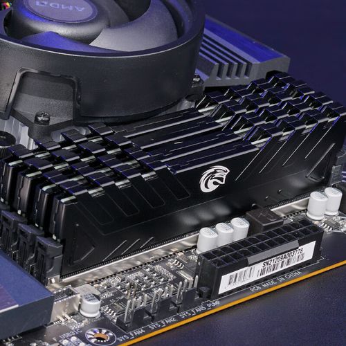 桌面电脑内存安装场景