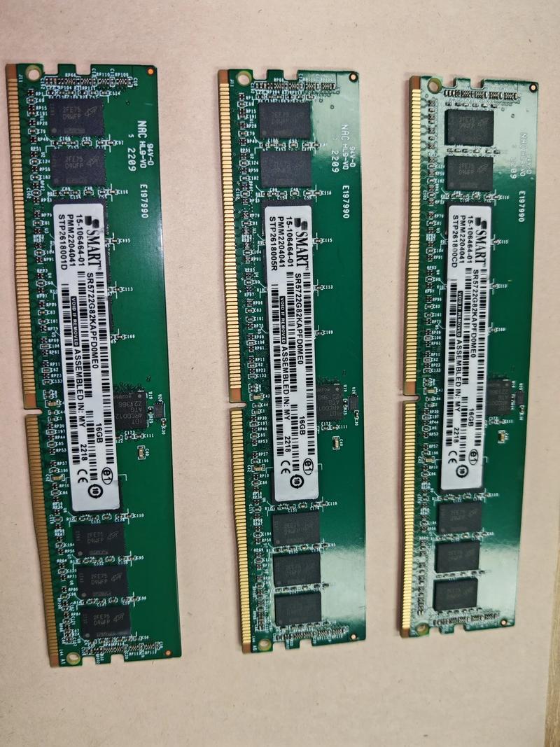 DDR4内存条安装在主板上