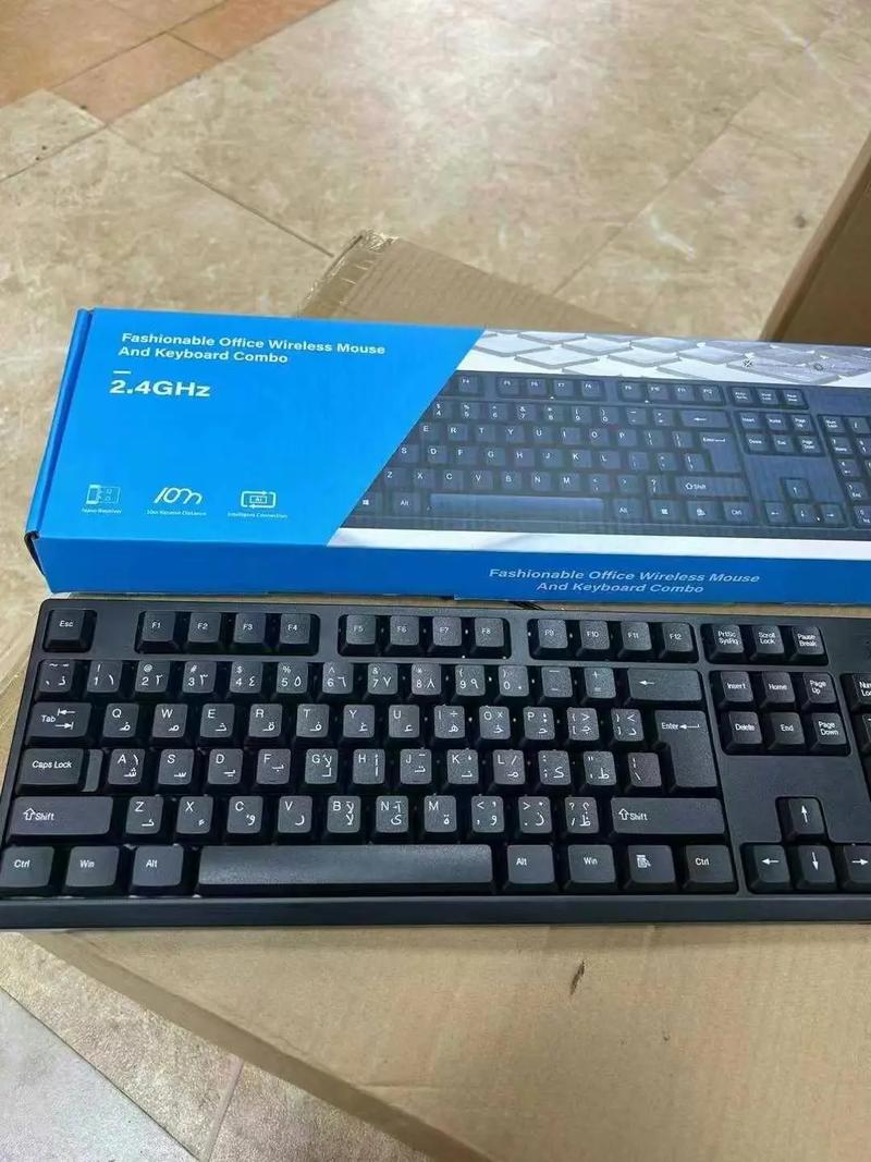 办公桌面上的键鼠套装