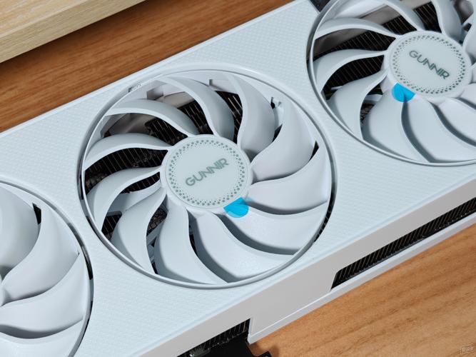 PC 机箱内部灯光与性能展示