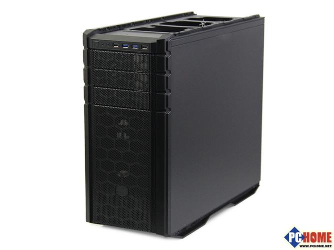 完整 PC 搭建后的机箱外观