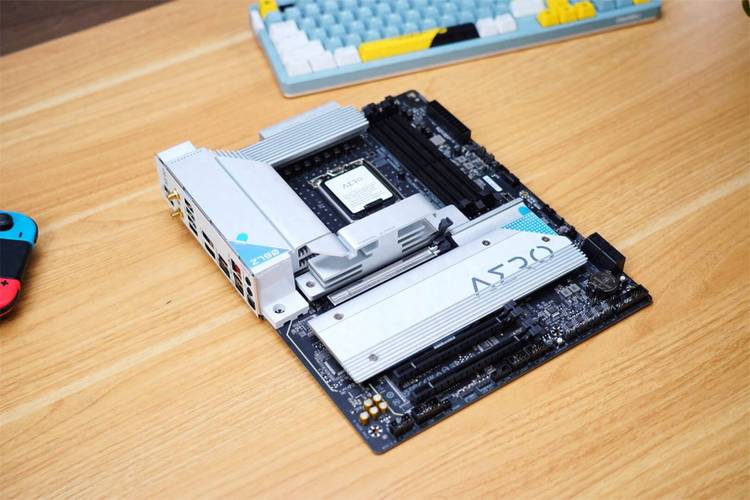 主板 CPU 插槽与接口细节