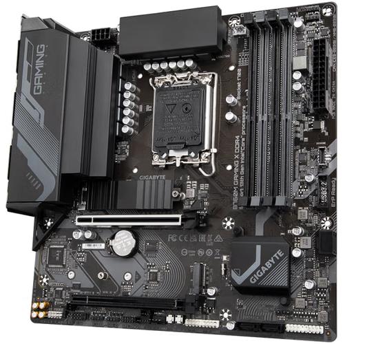 完整 PC 主机组装后的主板视角