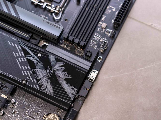 主板 VRM 散热片与风扇接口细节