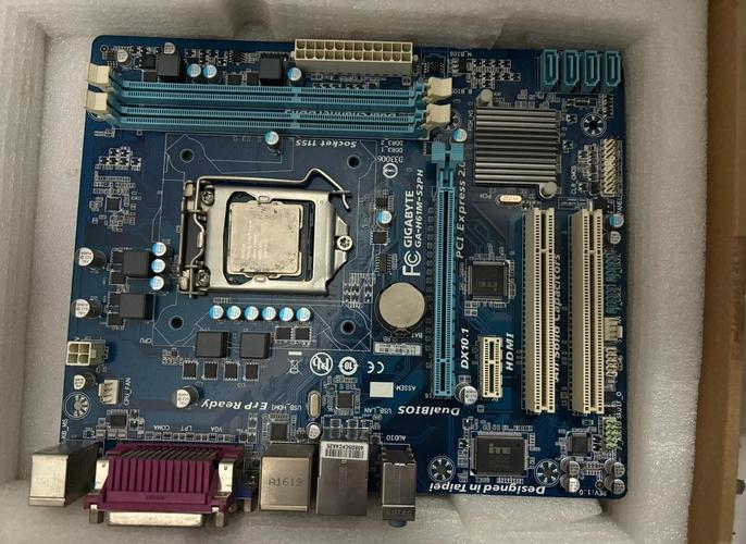 技嘉GA-H61M-D1主板整体外观