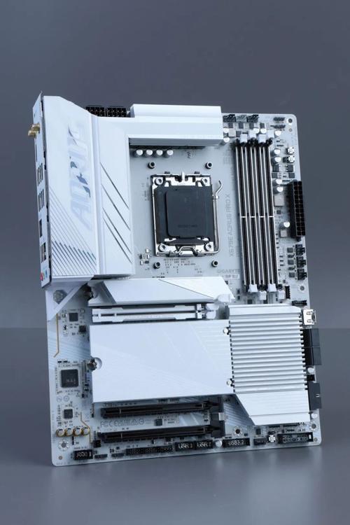 技嘉X670E AORUS PRO X主板芯片组与插槽