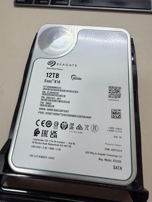 企业级硬盘外观特写,展示铝合金外壳和接口