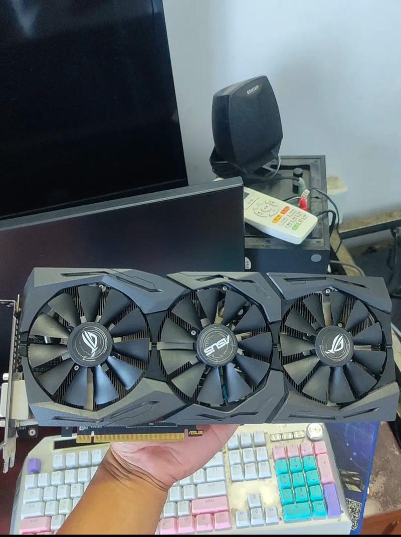 华硕RX 480 8G D5显卡正面