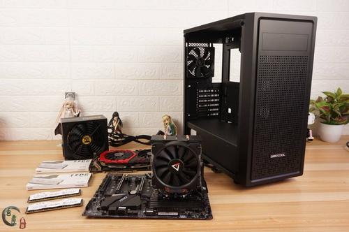 PC case with glass side panel