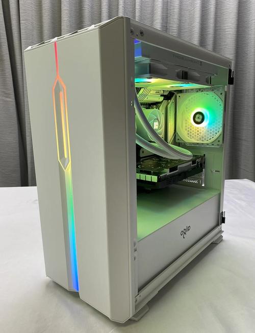 黑色现代玻璃面板PC机箱设计