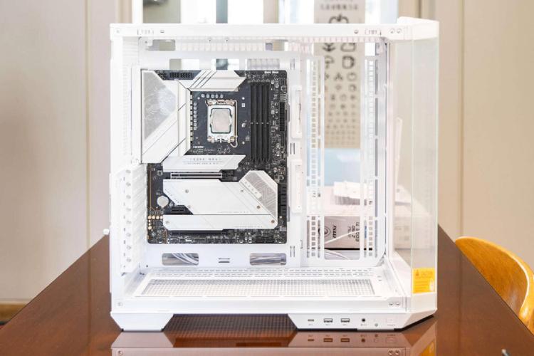 PC机箱内部显卡与风扇布局