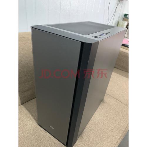 打开的电脑机箱内部结构展示