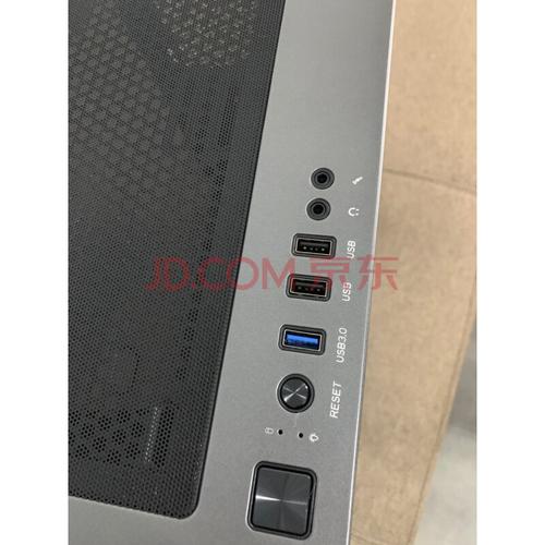 白色透明侧板电脑机箱桌面摆放