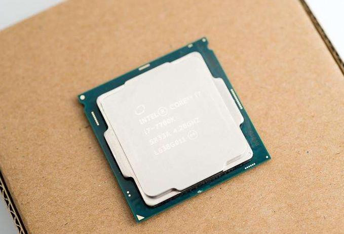 高端 CPU 安装在主板上的外观细节