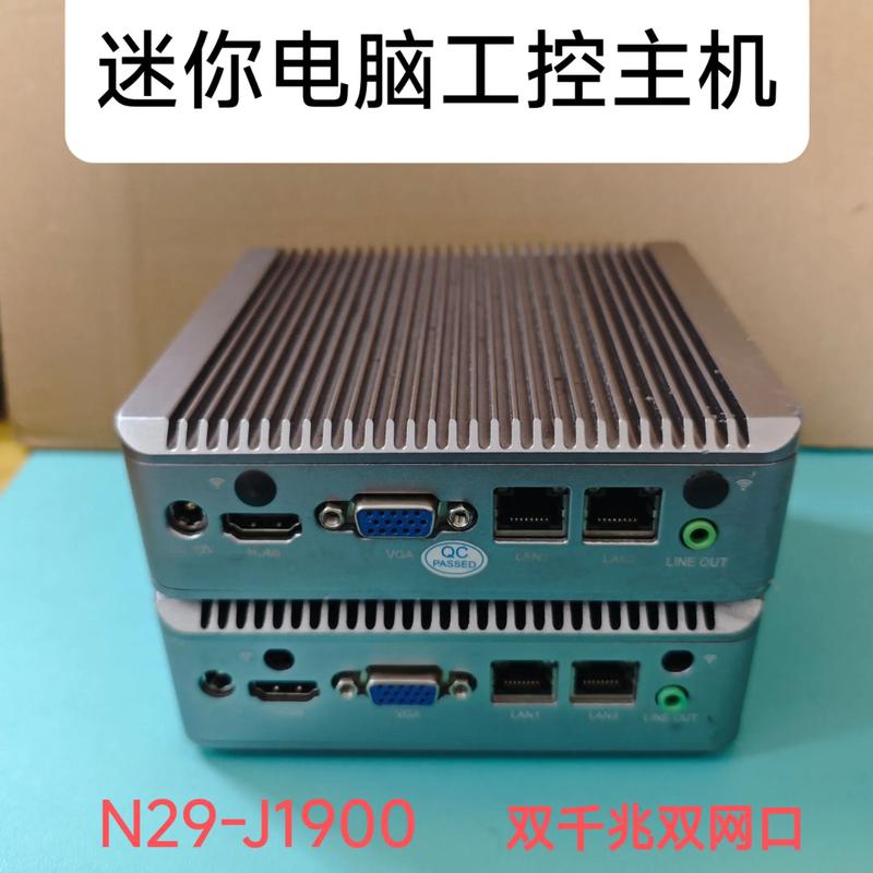 技术人员安装服务器机架