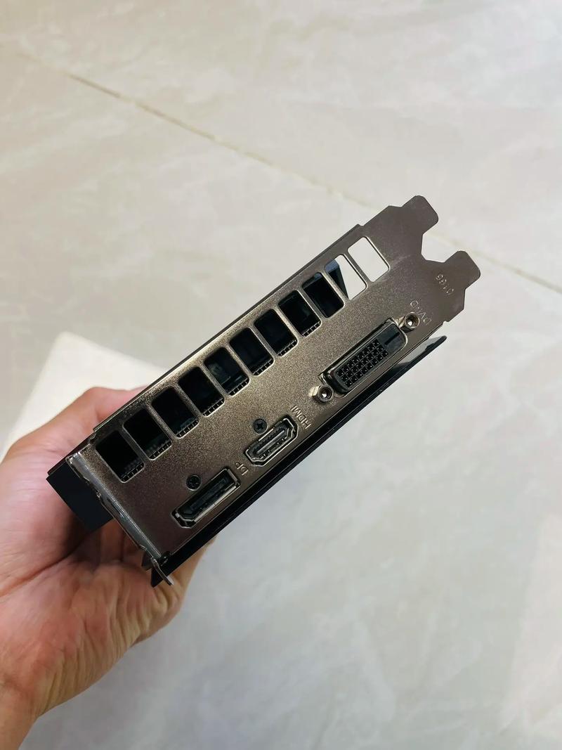 双风扇显卡安装在 PC 机箱内