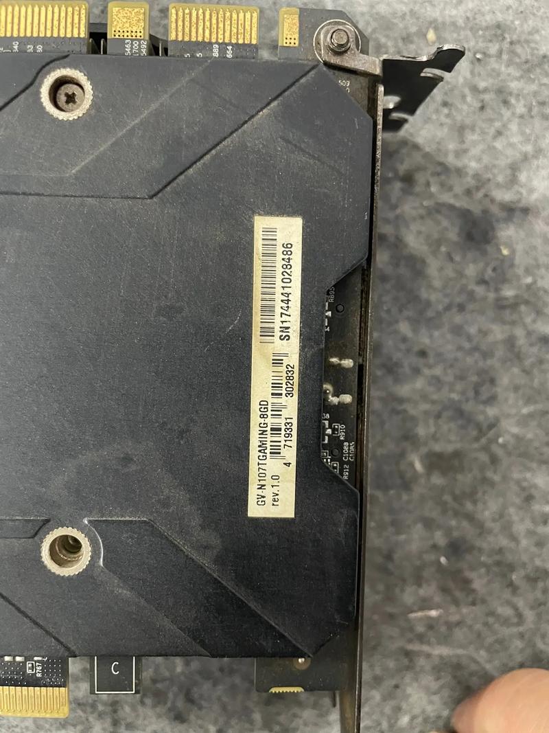技嘉AORUS显卡安装在PC机箱中