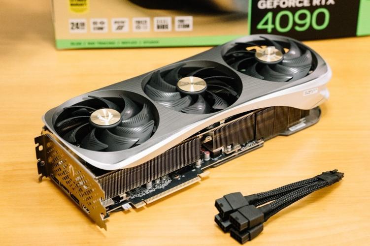索泰RTX 4090白色显卡整体外观