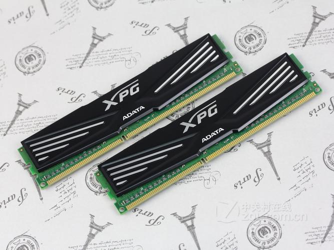 内存包装盒与主板合影