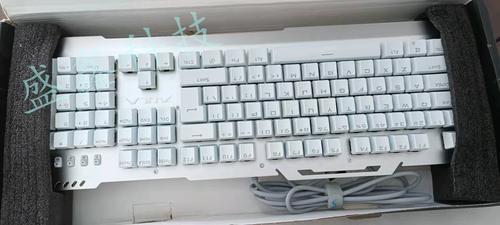 全尺寸机械键盘桌面摆放