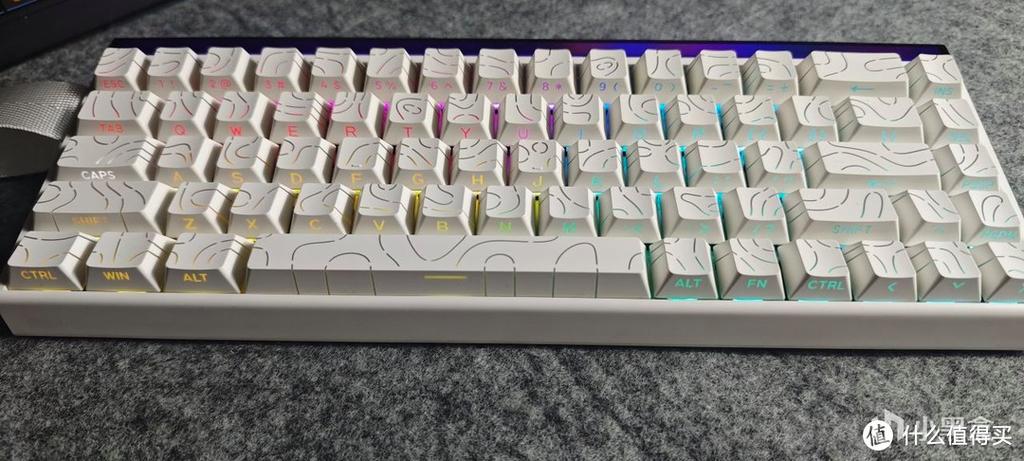 RGB灯光效果下的客制化键盘