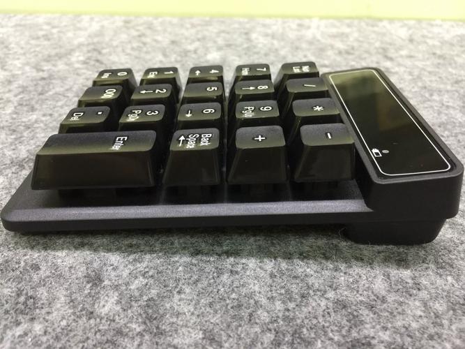 财务人员使用数字小键盘