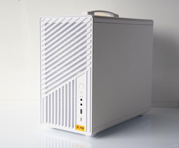 紧凑型PC机箱外观展示