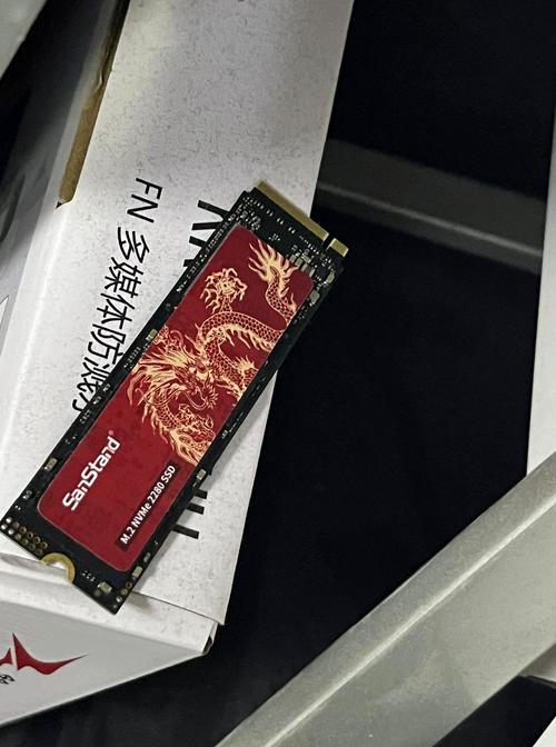 固态硬盘内部颗粒与电路板细节