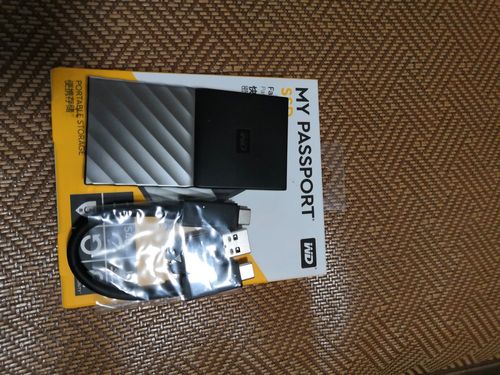 WD My Passport SSD 手持展示