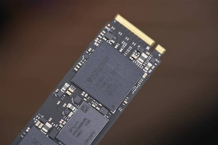 电脑硬件内部 SSD 布局特写