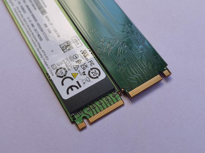 紧凑型 M.2 SSD 外观特写