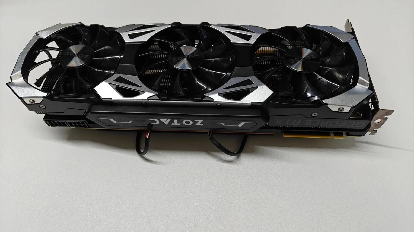 索泰 RTX 2080 至尊PLUS OC 显卡正面外观