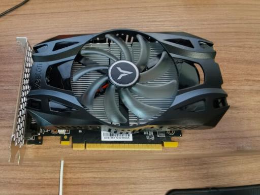 PC显卡安装于机箱内部