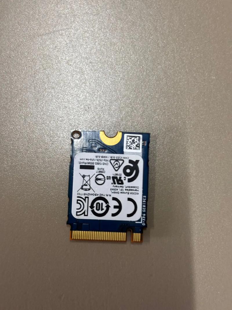 笔记本内部 M.2 2230 SSD 安装场景