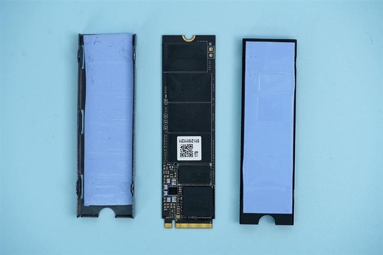 SSD 散热装甲安装效果