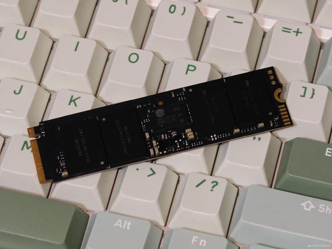 电脑主板近距离 M.2 SSD 安装视图