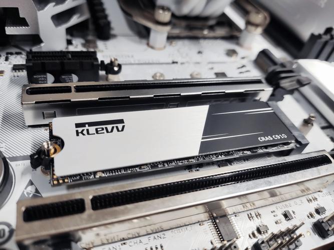Aluminum heatsink on SSD