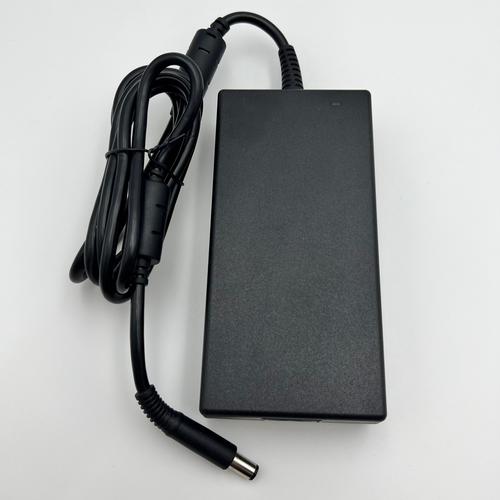 用户手持无线鼠标操作场景