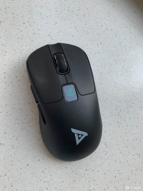 Choosing gaming mouse in store