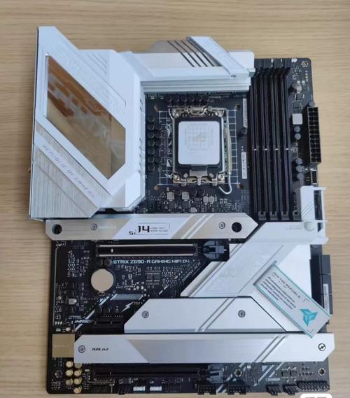 华硕ROG STRIX Z690-A主板外观